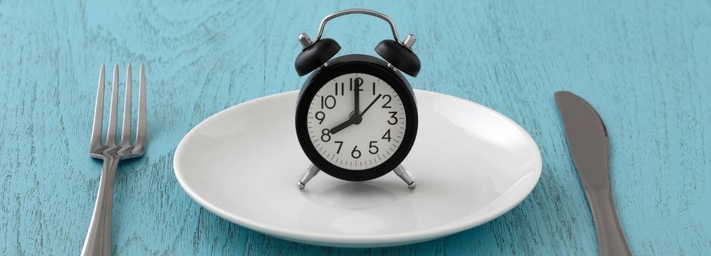 Clock on plate tells intermittent faster when it is time to eat or fast, but does this diet method work?